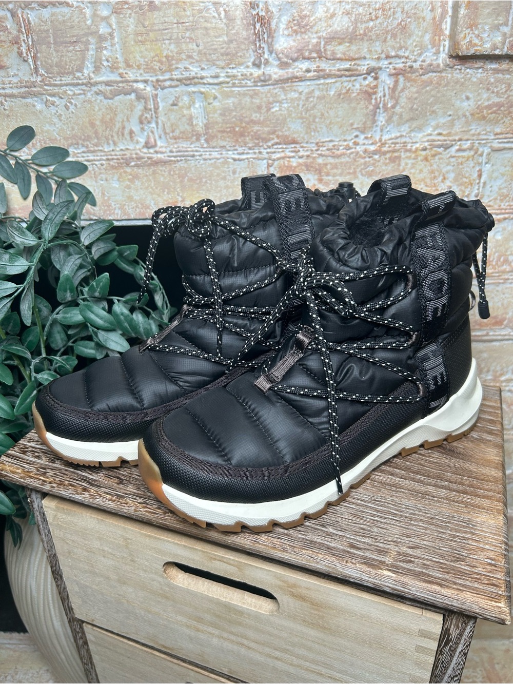 The North Face ThermoBall Lace Up Insulated Winter Boots Black Women’s 8